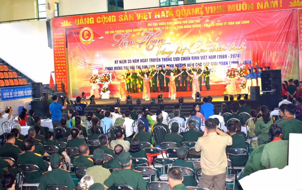 Chương trình được đông đảo CCB TP Cẩm Phả tham gia biểu diễn và cổ vũ