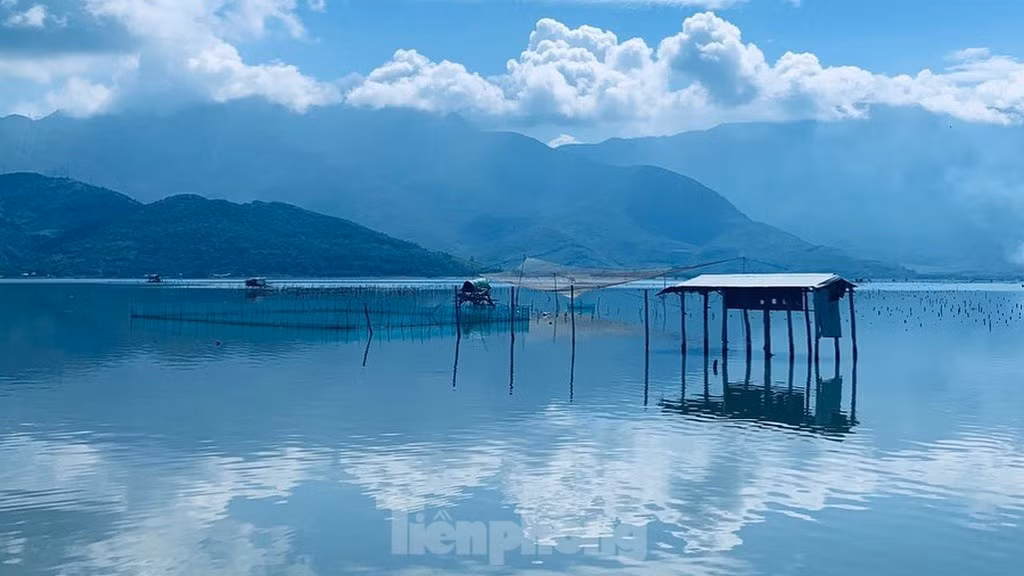 Đầm Lập An có diện tích hơn 800 ha mặt nước và là kế sinh nhai của gần một vạn dân dưới chân đèo Hải Vân. Nhưng không một ai trong số những cư dân hiện tại đang sống quanh đầm Lập An tường tận về gốc tích của con đầm này.