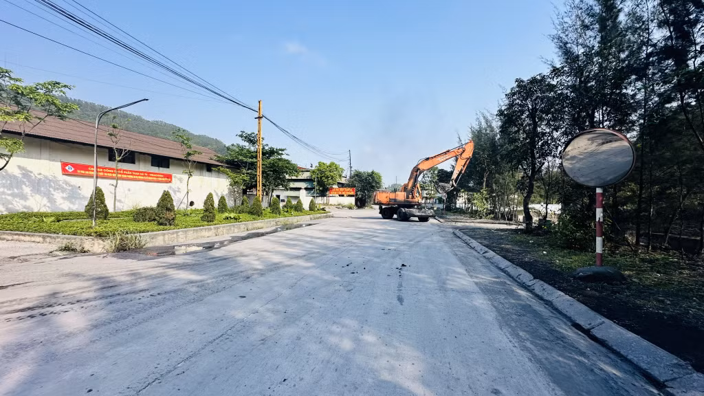Đường ngoài khai trường của Công ty CP Than Hà Tu mới được nâng cấp.