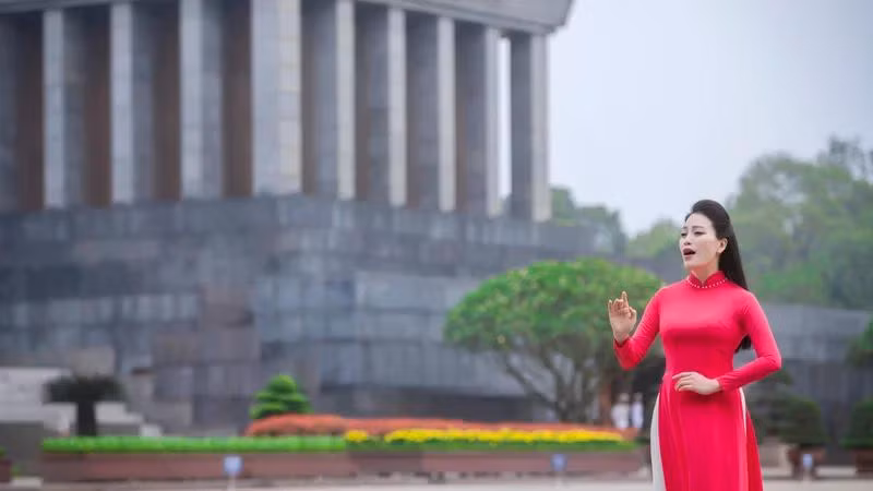 Sao Mai Huyền Trang phát hành MV mang tên “Nợ ân tình để tìm hình của nước”.