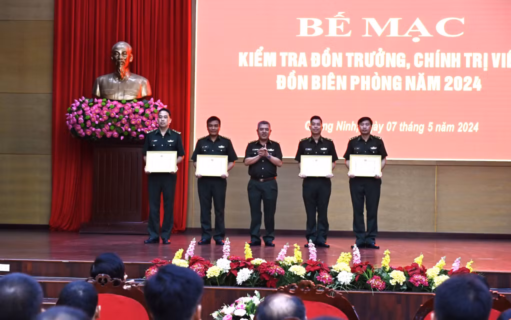 Đại tá Nguyễn Văn Thiềm tặng giấy khen cho các tập thể có thành tích xuất sắc.
