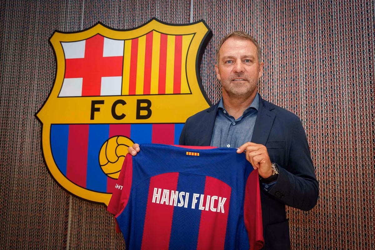 Barca đang gặp khó khăn trong việc đăng ký Hansi Flick làm HLV trưởng đội 1 do quỹ lương không đủ con số yêu cầu