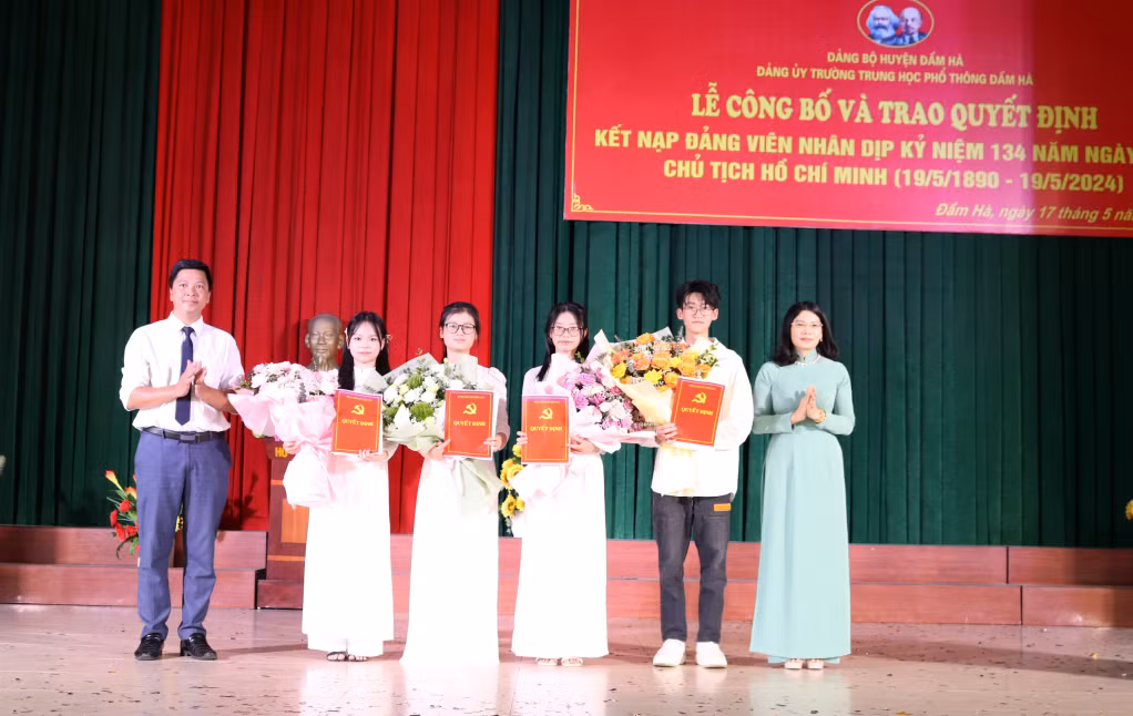 Đồng chí Đỗ Thị Ninh Hường – Tỉnh ủy viên, Bí thư Huyện ủy trao quyết định kết nạp Đảng cho các đảng viên.