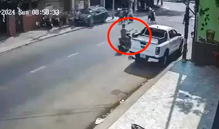 Camera ghi lại cảnh Lầu Vũ Nhật Đăng dùng tuýp sắt tấn công người đi đường. Ảnh: AB