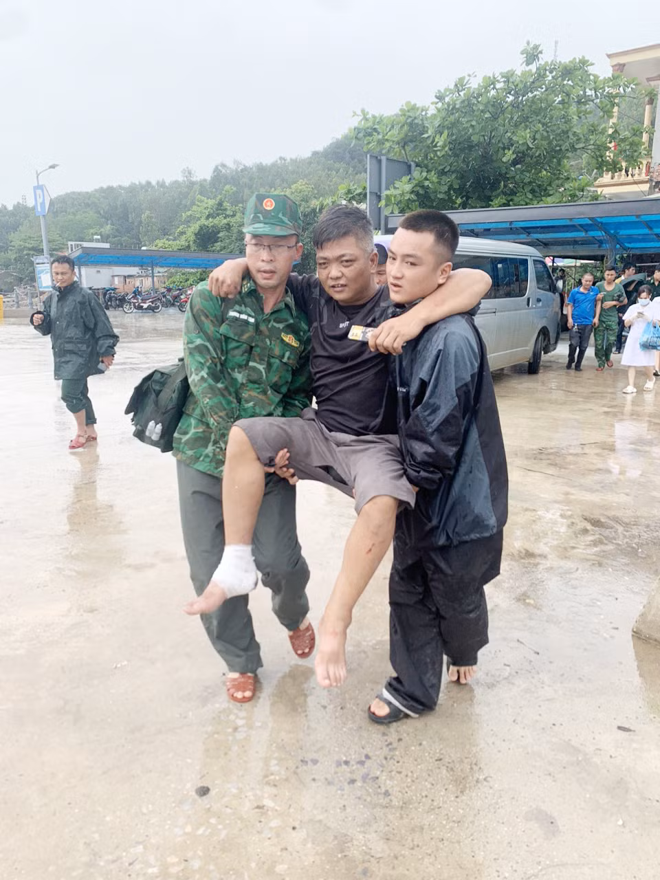 Quân y BĐBP đưa người bị nạn đến Trạm xá sơ cứu.