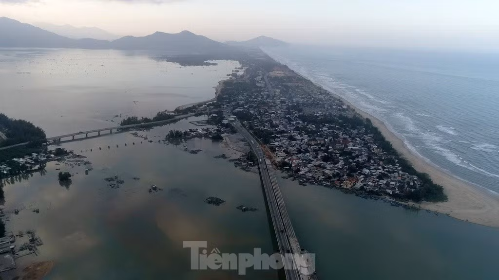 Nằm ngay dưới chân Hải Vân Quan huyền thoại, đầm Lập An quyến rũ du khách với mặt nước xanh trong vắt đến mức có thể thấy được cá bơi lội phía dưới, trên không là từng lớp mây trời lãng đãng, xa xa có những ngọn núi mờ ảo.