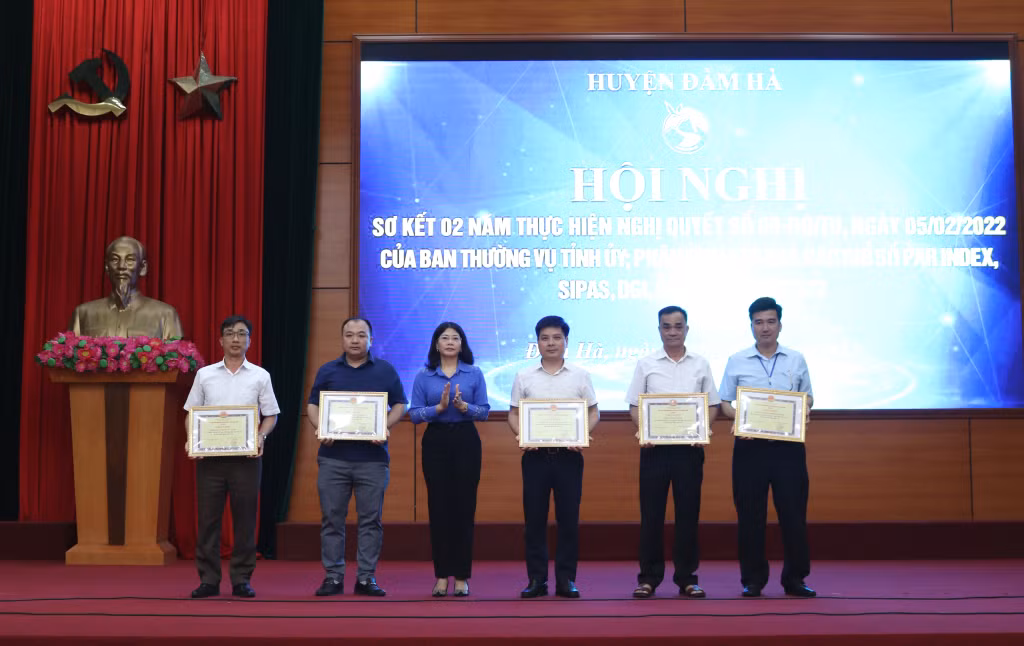 Khen thưởng cho các tập thể có thành tích xuất sắc trong triển khai thực hiện công tác cải cách hành chính năm 2023.