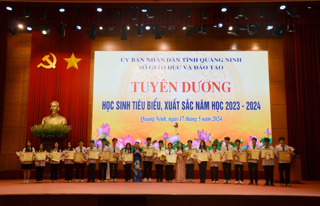 Lãnh đạo Sở GD&amp;ĐT trao Bằng khen của UBND tỉnh cho các học sinh tiêu biểu, xuất sắc năm học 2023-2024.