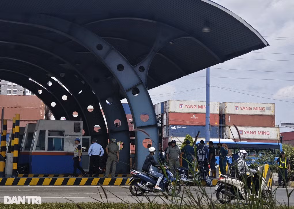 Lực lượng chức năng phong tỏa hiện trường, điều tra nguyên nhân vụ tai nạn (Ảnh: Hoàng Hướng)