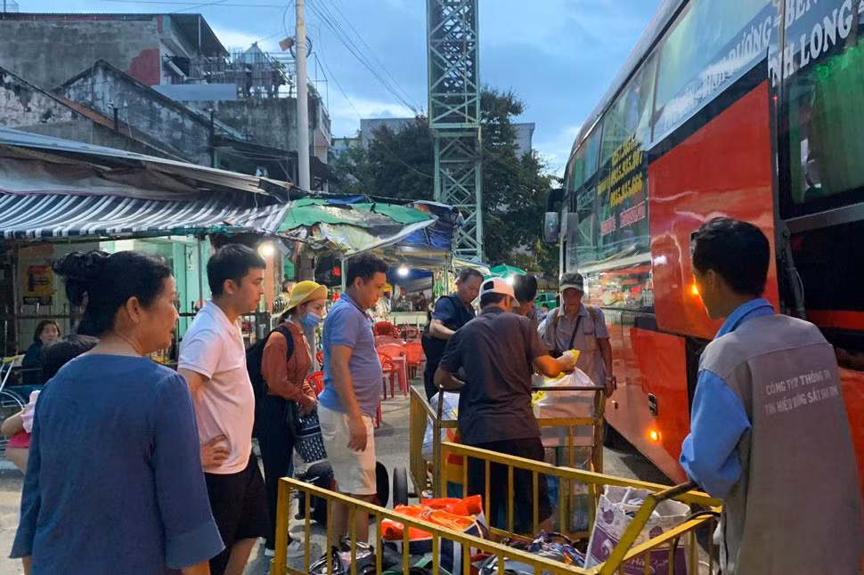 Ngành đường sắt bố trí ôtô để trung chuyển hành khách đi từ ga Tuy Hòa sang ga La Hai và ngược lại. Ảnh: Minh Hằng