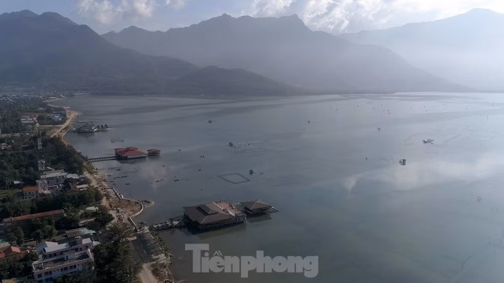 Vào mỗi thời điểm khác nhau thì đầm Lập An Huế lại mang những vẻ đẹp khác nhau. Đặc biệt, vào khoảng thời gian từ tháng 4 đến tháng 7, khí trời trong xanh, ít mưa nhiều nắng sẽ khiến cho non nước nơi đây càng thêm lung linh huyền ảo.