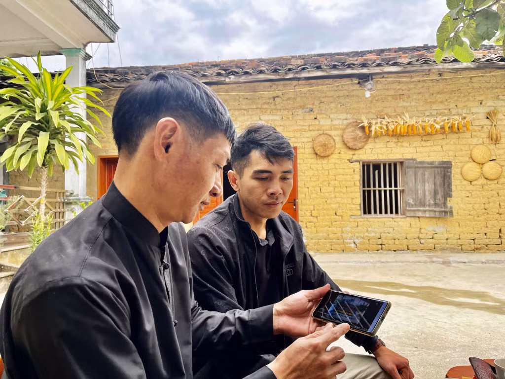 Anh Trần Vĩnh Đông, dân tộc Tày (thôn Đồng Thanh, xã Hoành Mô, huyện Bình Liêu) giới thiệu về mô hình "Homestay nhà đất" của gia đình cho du khách qua môi trường mạng.