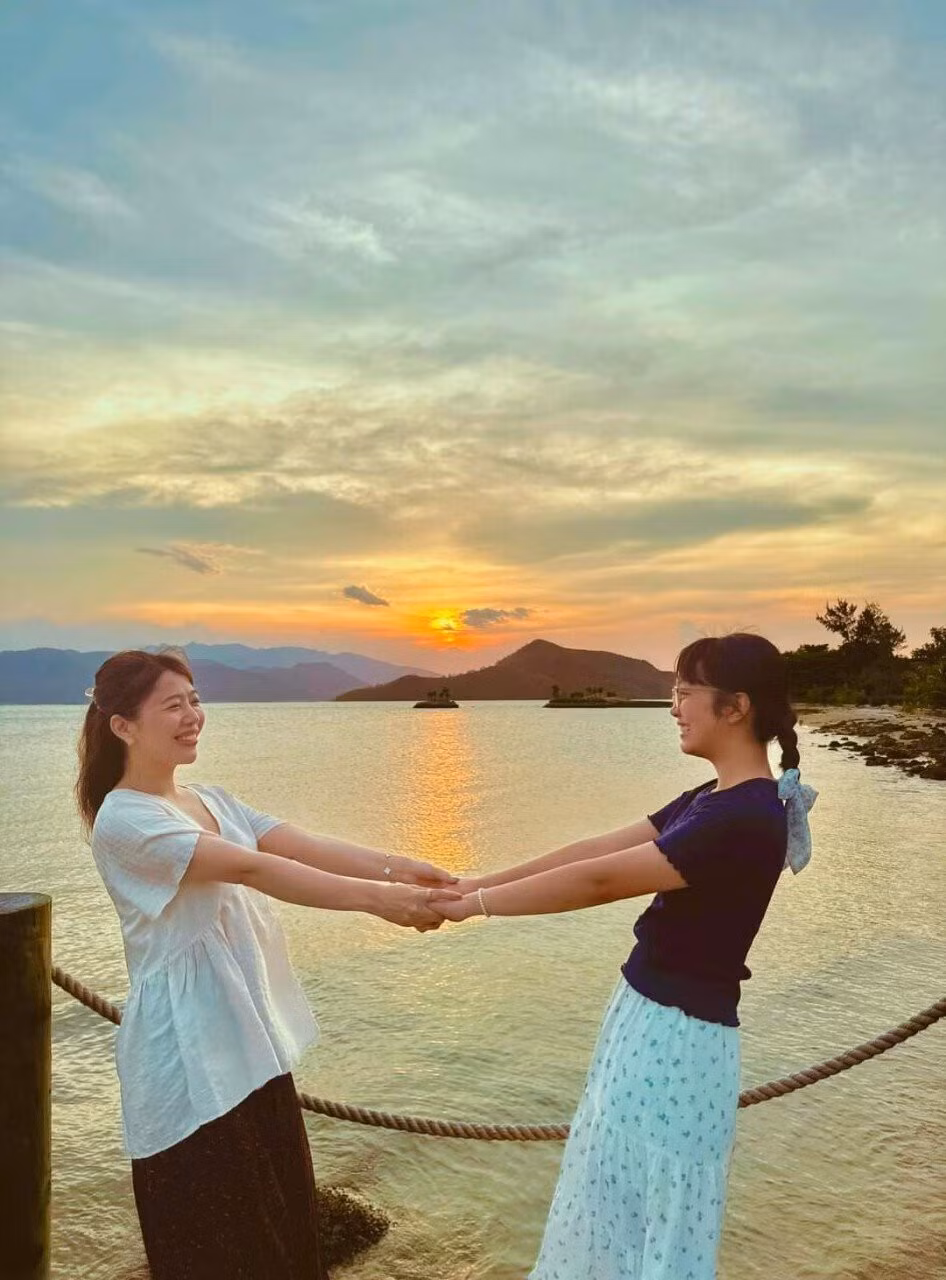 MC Diệp Chi cùng con gái ngắm hoàng hôn.
