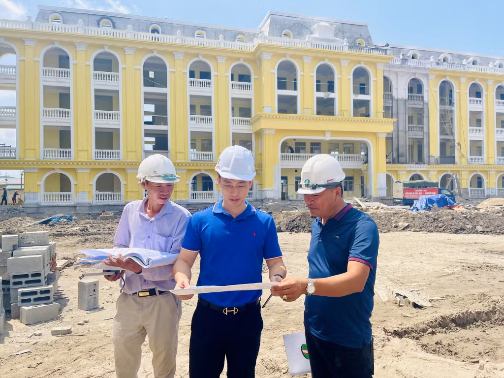 Cán bộ kỹ thuật của Ban Quản lý Dự án Đầu tư xây dựng TP Hạ Long kiểm tra tiến độ hàng ngày trên công trường cùng các đơn vị thi công. Hiện khối lượng tổng thể của dự án đạt trên 80%.