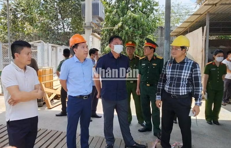 Quyền Chủ tịch Ủy ban nhân dân tỉnh Đồng Nai Võ Tấn Đức cùng Thiếu tướng Nguyễn Sỹ Quang, Giám đốc Công an tỉnh có mặt tại hiện trường chỉ đạo cứu người, khắc phục hậu quả vụ tai nạn lao động.