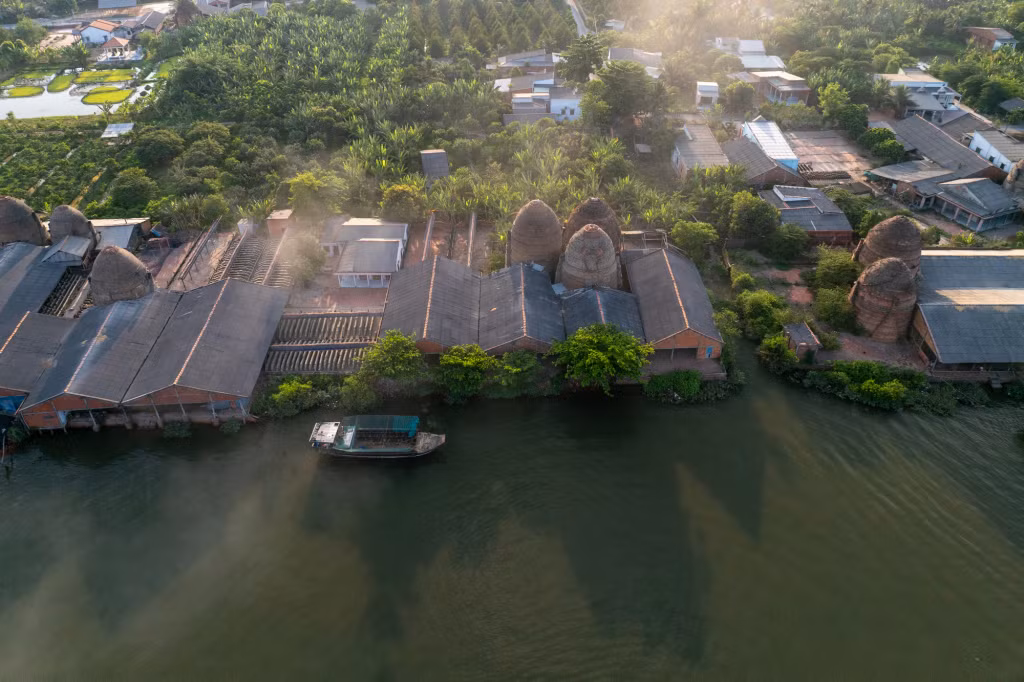 Các lò gốm vẫn ngày đêm tỏa khói.