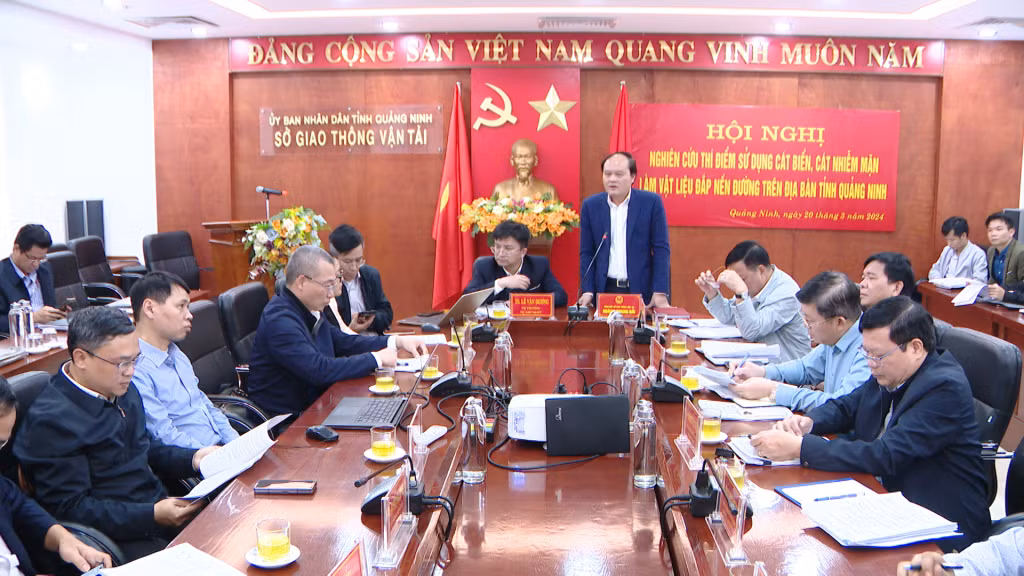 Sở GT-VT tỉnh chủ trì, phối hợp với các đơn vị liên quan tổ chức hội nghị trao đổi, thông tin về quy trình thực hiện sử dụng cát biển để làm nền đường, tháng 3/2024.