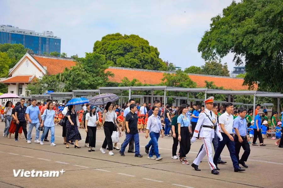 Bên cạnh đó là những đoàn các tổ chức, cơ quan nhà nước, các địa phương đến viếng Lăng để bày tỏ lòng biết ơn sâu sắc tới vị Lãnh tụ vĩ đại của dân tộc. (Ảnh: Hoài Nam/Vietnam+)