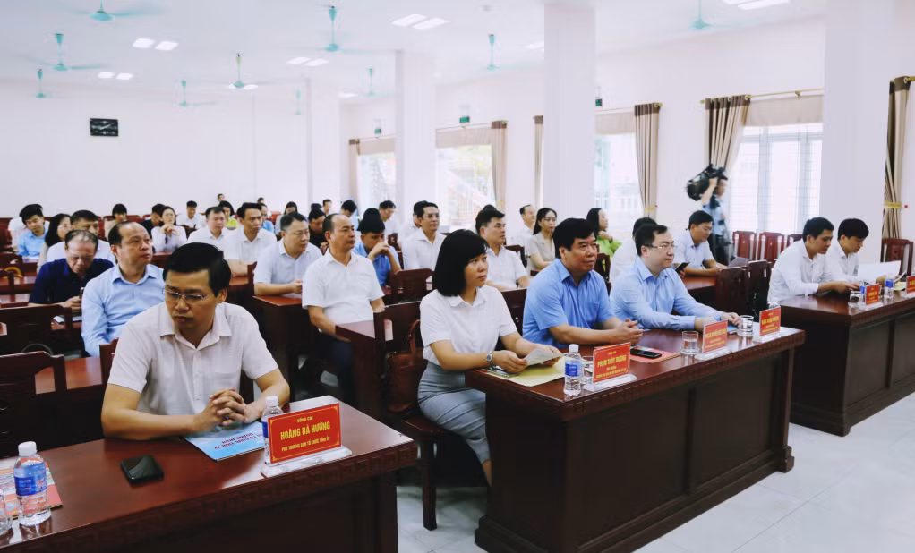 Các đại biểu dự lễ khai giảng.