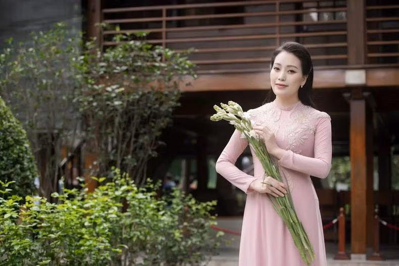 Với giọng hát bay bổng, mang âm hưởng dân ca ví, giặm, Huyền Trang đã thể hiện ca khúc rất tinh tế và nồng nàn cảm xúc.