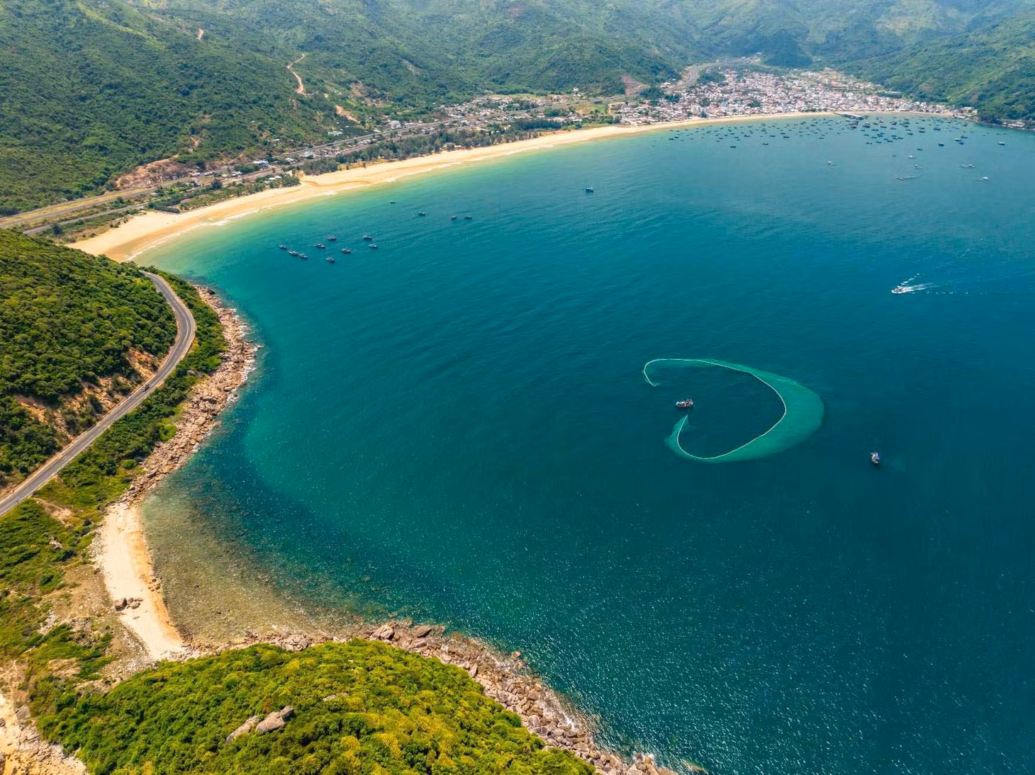 Hình ảnh ngư dân vây lưới đánh cá tạo nên “điểm nhấn” đẹp mắt giữa biển xanh. Ảnh: Quốc Bảo
