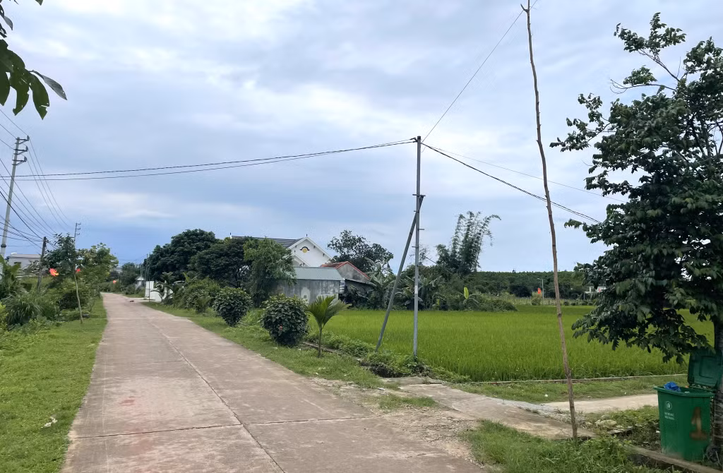 Đường dây sau công tơ của các hộ dân thôn 1, xã Quảng Thịnh hầu hết đều quá nhỏ, trong khi phụ tải ngày càng tăng dẫn đến tình trạng điện yếu.