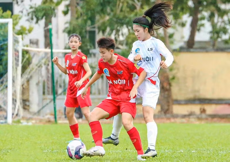 Hà Nội I (áo trắng) thắng đậm trước đội bóng cùng thành phố. (Ảnh: VFF)