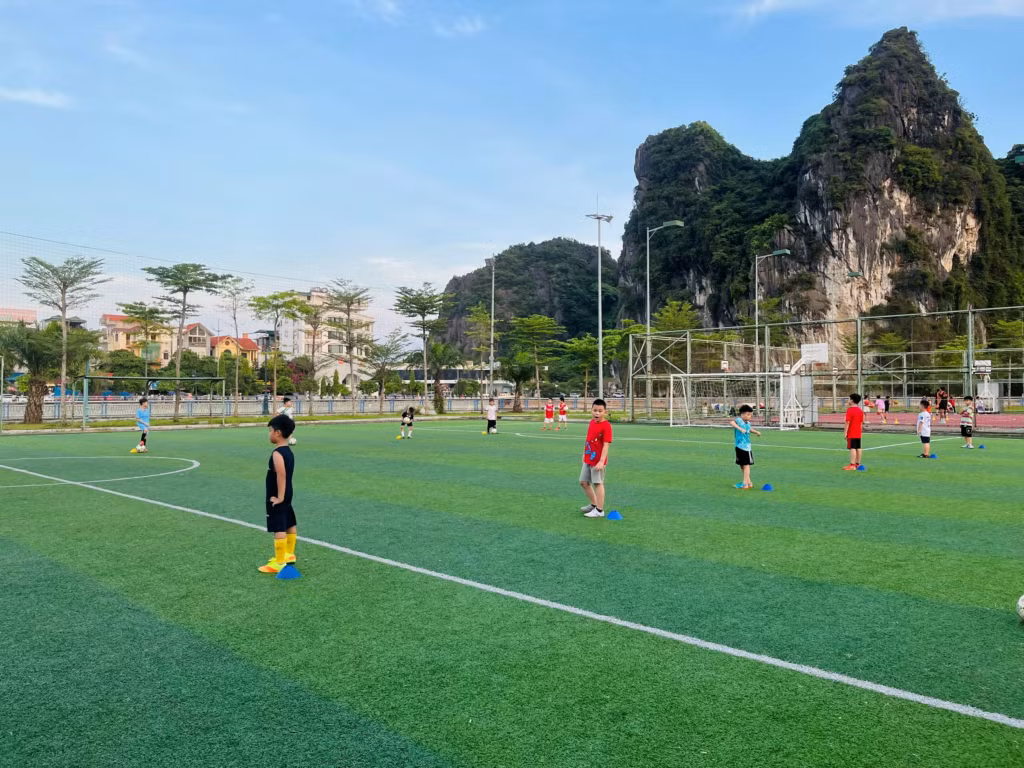 Giờ học bóng đá tại Cung Văn hóa thanh thiếu nhi Quảng Ninh.