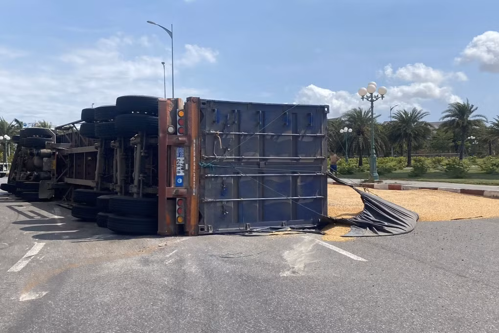 Rất may thời điểm xe container bị lật không có phương tiện di chuyển gần đó (Ảnh: Nguyễn Dũng).
