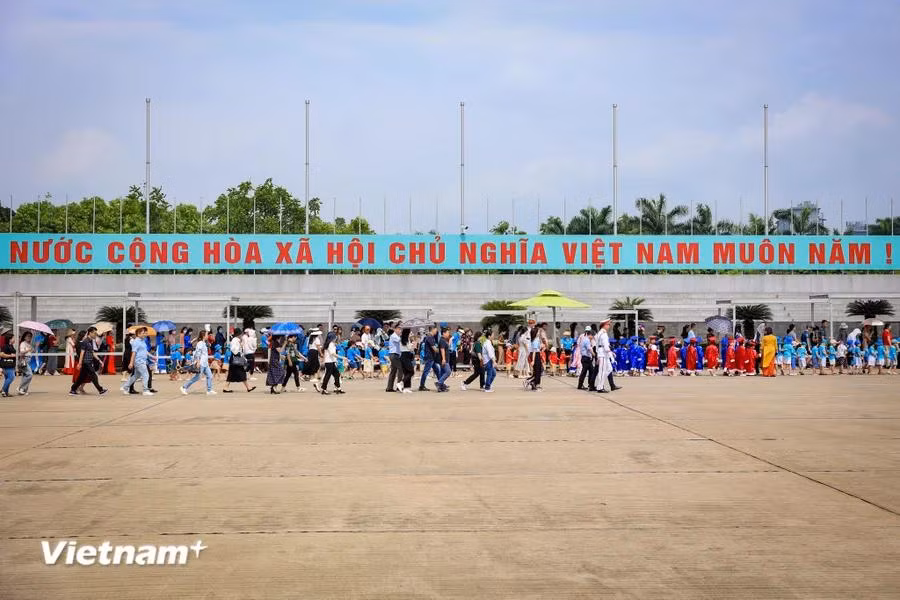Đây cũng là dịp để nhân dân Việt Nam ghi nhớ công ơn của Chủ tịch Hồ Chí Minh - vị lãnh tụ vĩ đại đã cống hiến cả cuộc đời mình cho nền độc lập của nước nhà. (Ảnh: Hoài Nam/Vietnam+)