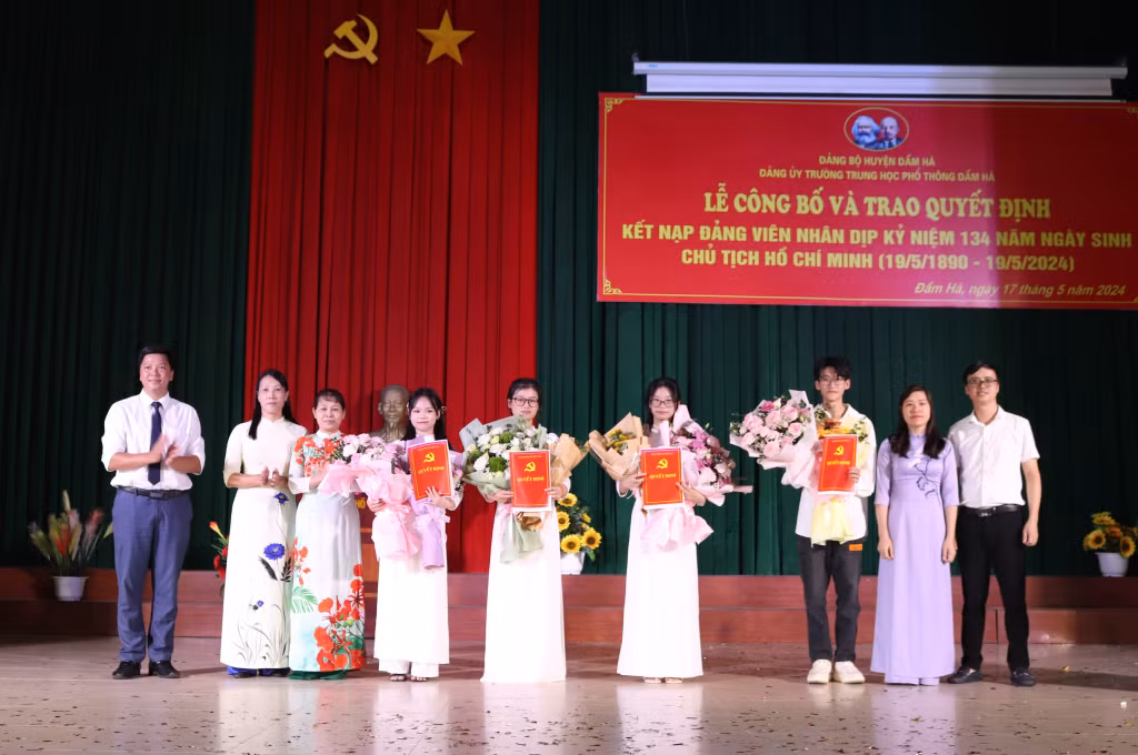 Lãnh đạo Đảng ủy và lãnh đạo Nhà trường tặng hoa chúc mừng các đồng chí đảng viên mới.