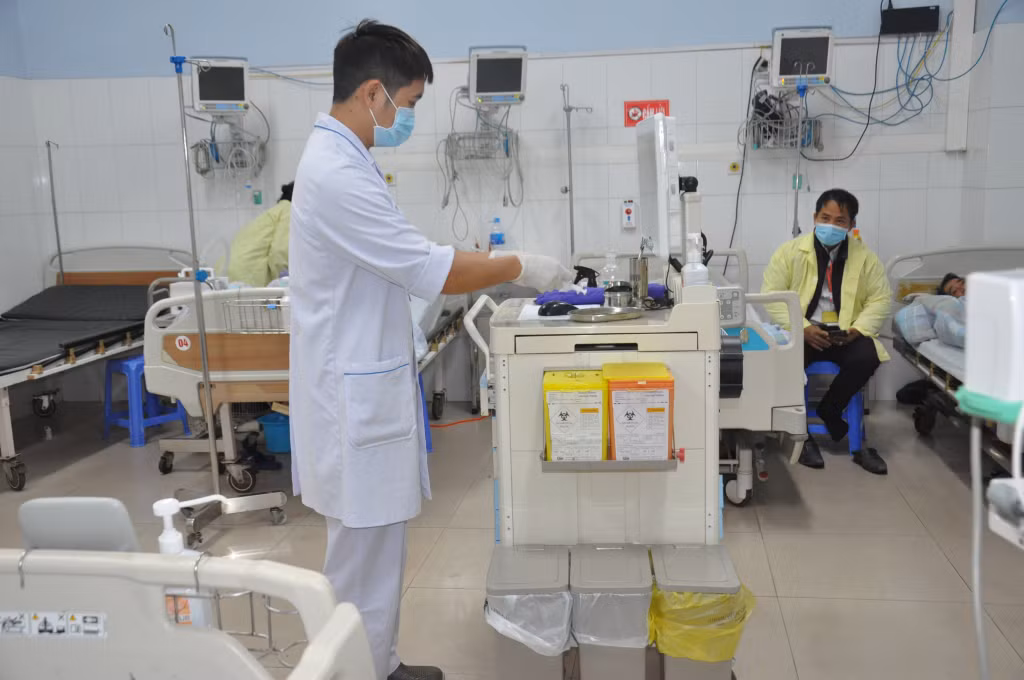 Y tá Bệnh viện Bãi Cháy thực hiện y lệnh của bác sĩ bằng xe tiêm thông minh để tiêm, phát thuốc cho bệnh nhân.