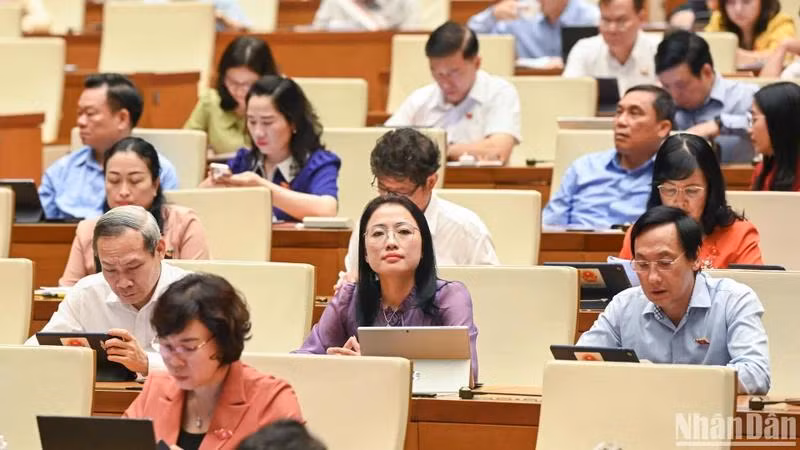 Các đại biểu Quốc hội dự phiên thảo luận ở hội trường về dự án Luật Bảo hiểm xã hội (sửa đổi) ngày 27/5. (Ảnh: DUY LINH)