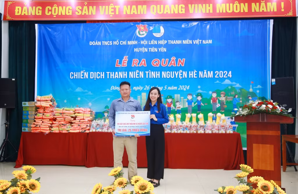 Huyện Đoàn Tiên Yên trao tặng kinh phí hỗ trợ xây dựng NTM cho thôn Đồng Mộc, xã Đông Ngũ.