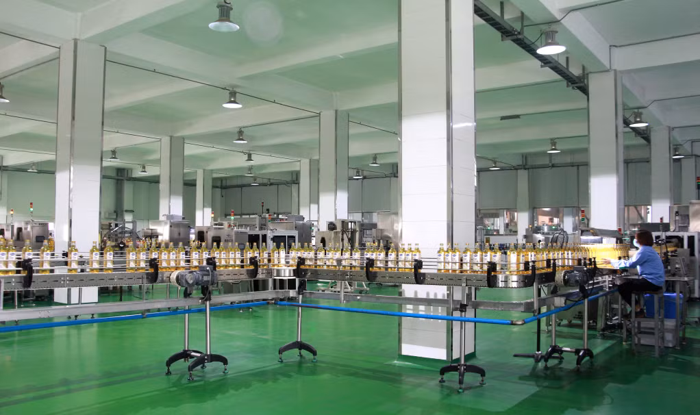 Sản xuất dầu thực vật tại Công ty TNHH Calofic (KCN Cái Lân). Ảnh: Mạnh Trường