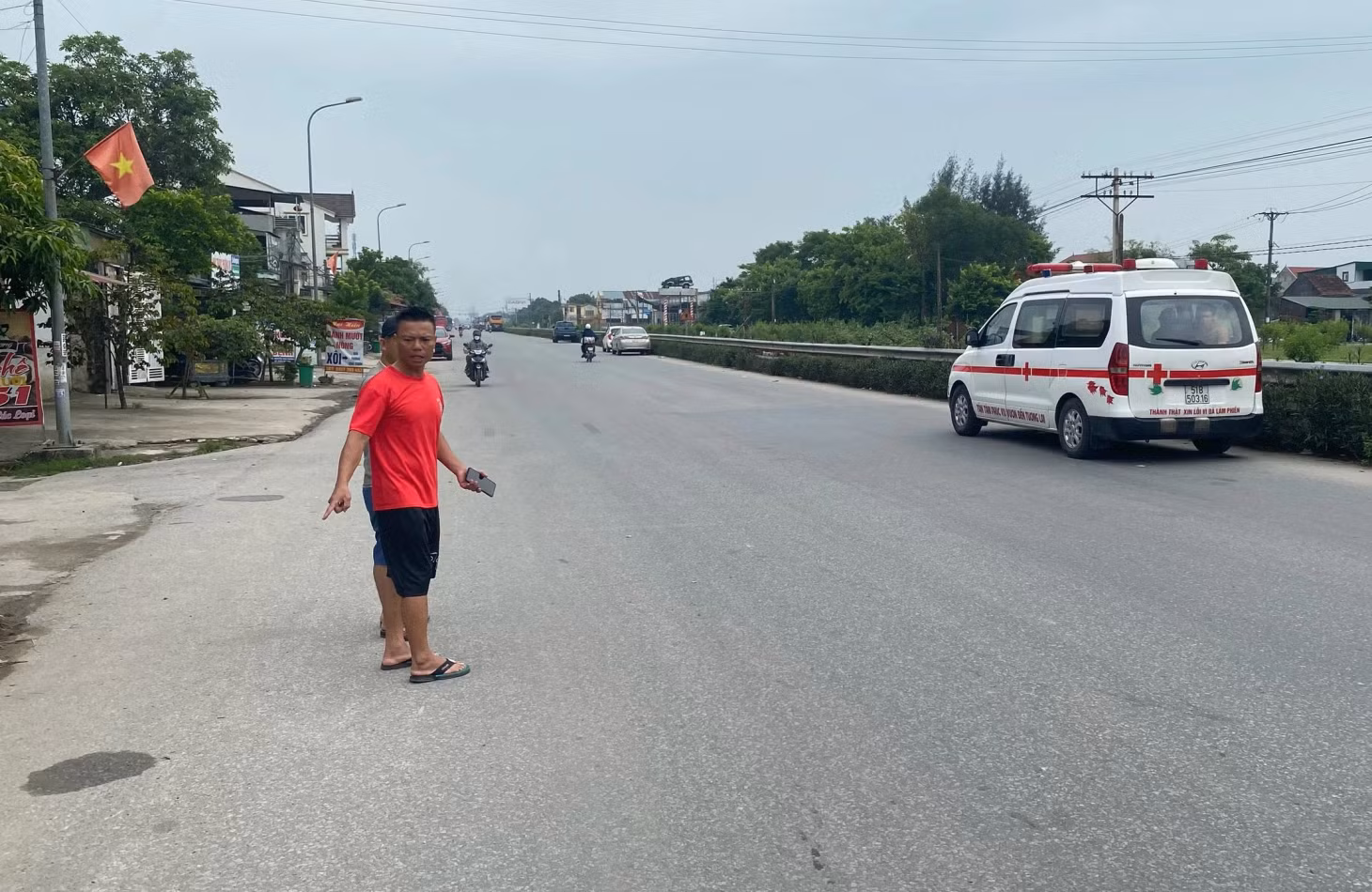 Sau khi được anh Duẩn (áo đỏ) cho biết, nạn nhân không tử vong tại hiện trường, những người trên xe cứu thương nhanh chóng lên xe rời đi.