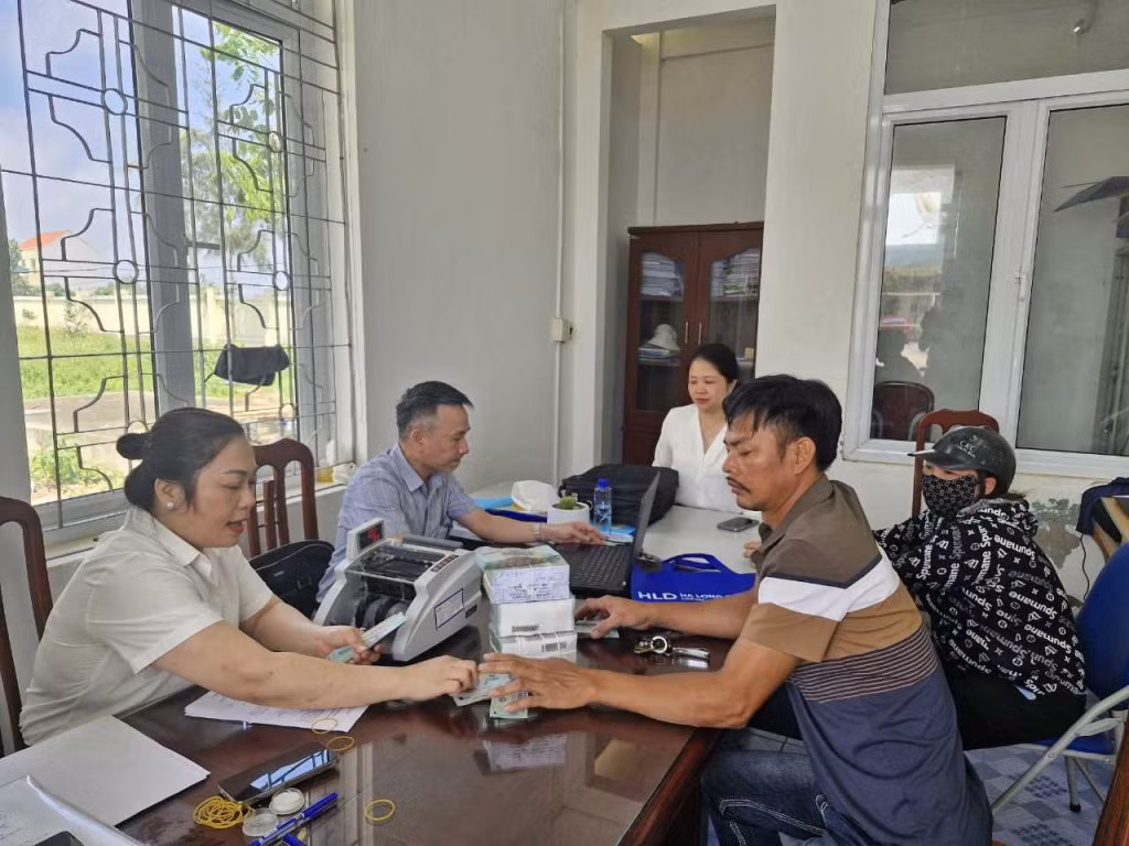 Người dân xã Tiền Phong, TX Quảng Yên nhận tiền bồi thường GPMB dự án tổ hợp cảng biển và KCN tại khu vực Đầm Nhà Mạc (giai đọan 94,4 ha). Ảnh: TTTTVH TX Quảng Yên.