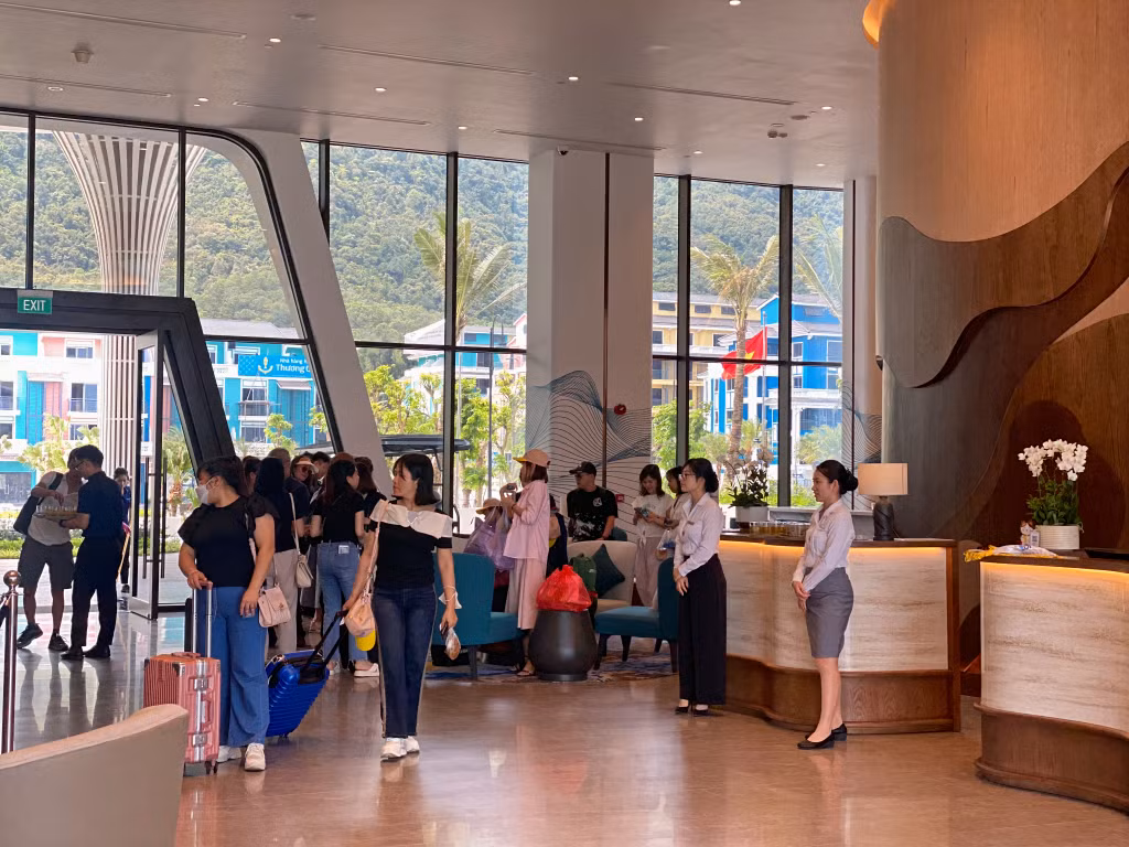 Du khách đến nghỉ dưỡng tại khách sạn Wyndham Garden Sonasea Vân Đồn.