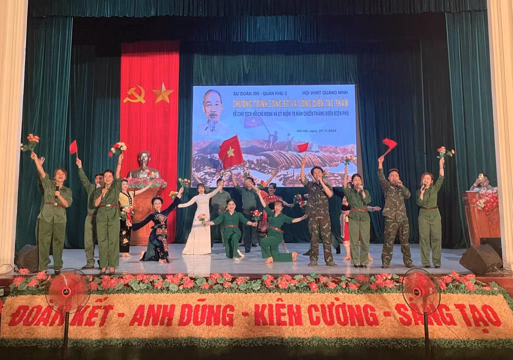 Hội VHNT tỉnh Quảng Ninh trình diễn các tác phẩm ca múa nhạc thể hiện&nbsp; tình yêu quê hương, đất nước, ngợi ca Đảng, Chủ tịch Hồ Chí Minh vĩ đại, Quân đội nhân dân Việt Nam anh hùng, chiến thắng Điện Biên Phủ lịch sử và phát triển của tỉnh Quảng Ninh.
