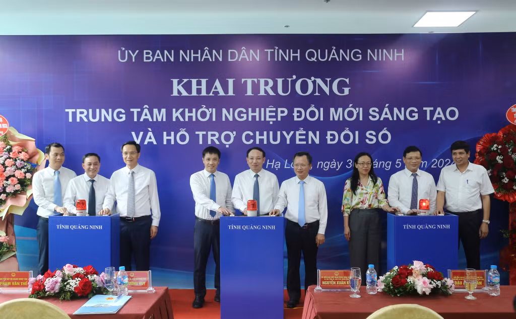 Các đại biểu bấm nút khai trương Trung tâm khởi nghiệp đổi mới sáng tạo và hỗ trợ doanh nghiệp.