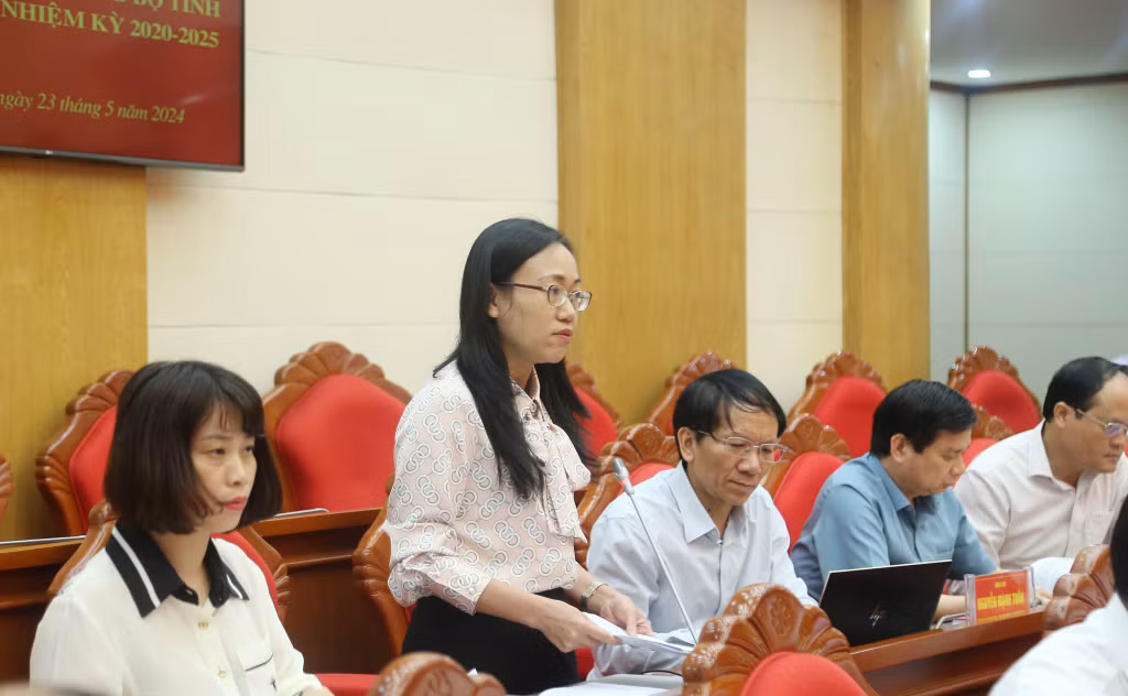 Đồng chí Lê Ngọc Hân, Giám đốc Sở Thông tin và Truyền thông, phát biểu tại hội nghị.
