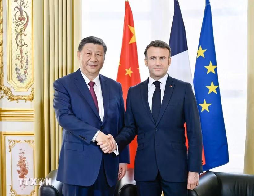 Tổng thống Pháp Emmanuel Macron (phải) và Chủ tịch Trung Quốc Tập Cận Bình tại cuộc hội đàm ở Paris, Pháp. (Ảnh: THX/TTXVN)