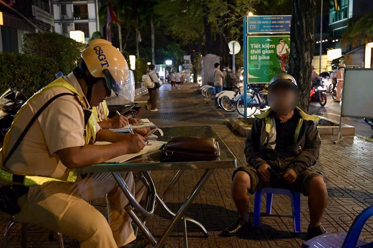 CSGT tiến hành lập biên bản một trường hợp vi phạm nồng độ cồn. Ảnh: Như Quỳnh