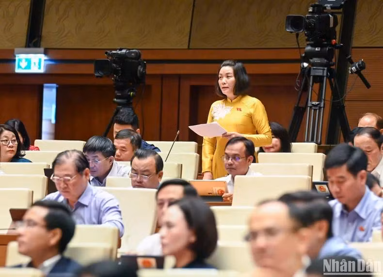 Đại biểu Nguyễn Minh Tâm (đoàn Quảng Bình) tham gia ý kiến thảo luận. (Ảnh: DUY LINH)
