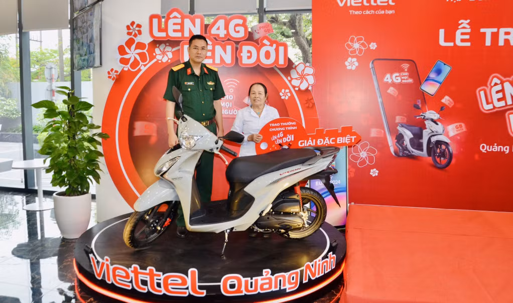 Lãnh đạo Viettel Quảng Ninh trao xe máy Vision trị giá 38 triệu đồng cho bà Đinh Thị Điêm (xã Quảng Chính, huyện Hải Hà), khách hàng may mắn trúng giải đặc biệt.