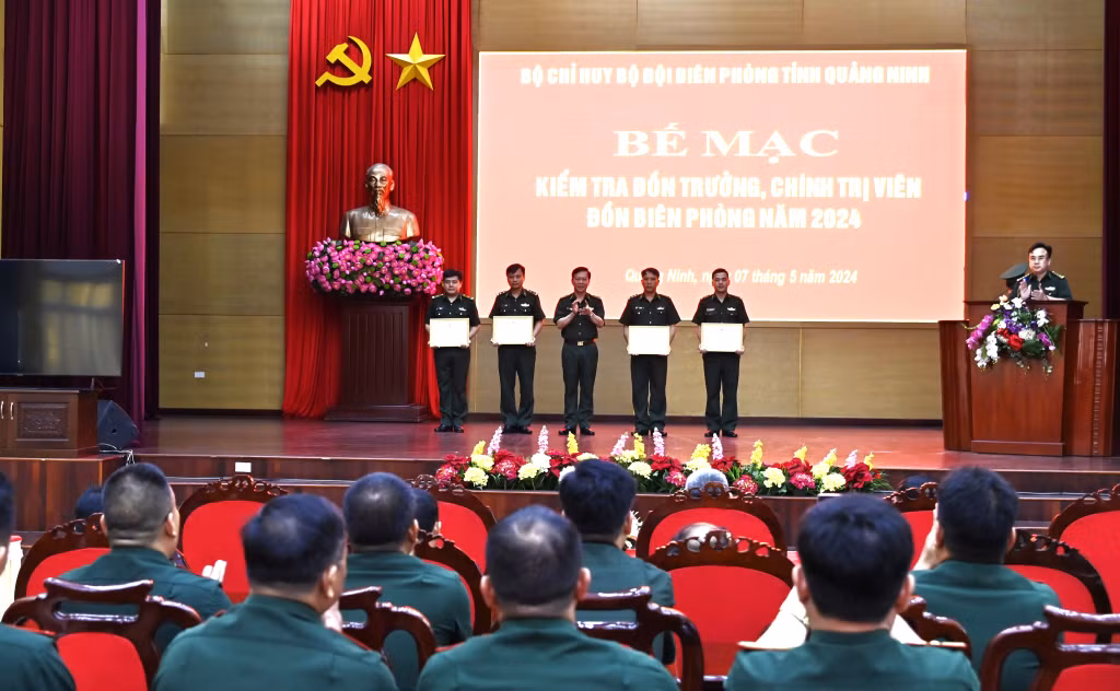 Đại tá Lê Xuân Men, Chính ủy BĐBP tỉnh tặng giấy khen cho các cá nhân đạt giải Nhất, Nhì, Ba.