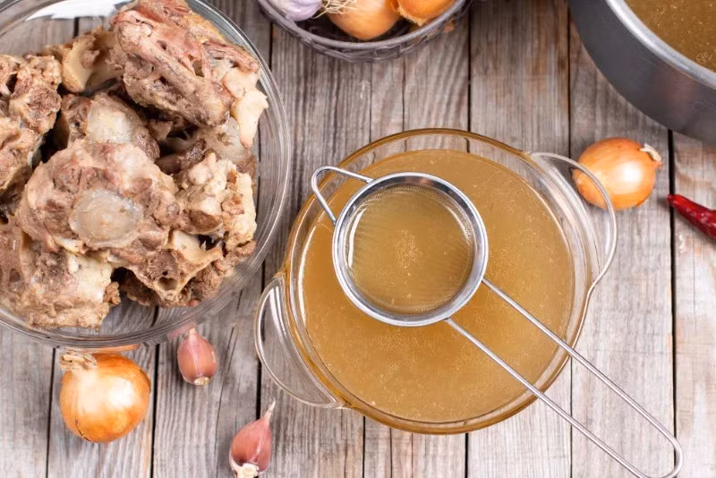 Nước hầm xương là một trong những nguồn cung cấp collagen tốt cho làn da.