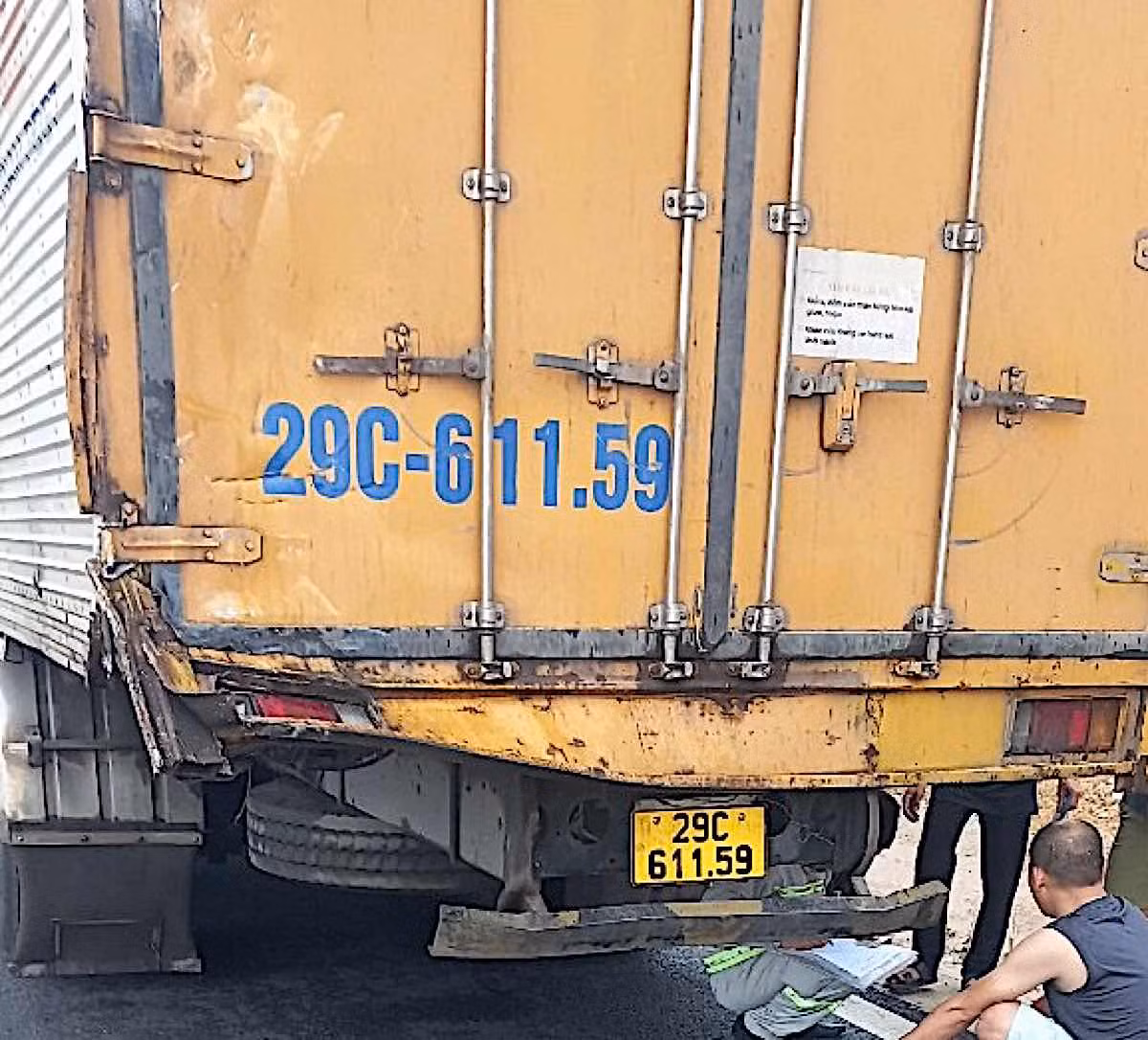Phần đuôi xe tải phía trước. Ảnh: Duy Tuấn