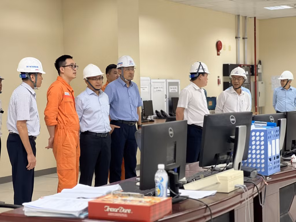 Lãnh đạo EVNGENCO3 kiểm tra công tác vận hành tại Phòng Điều khiển trung tâm