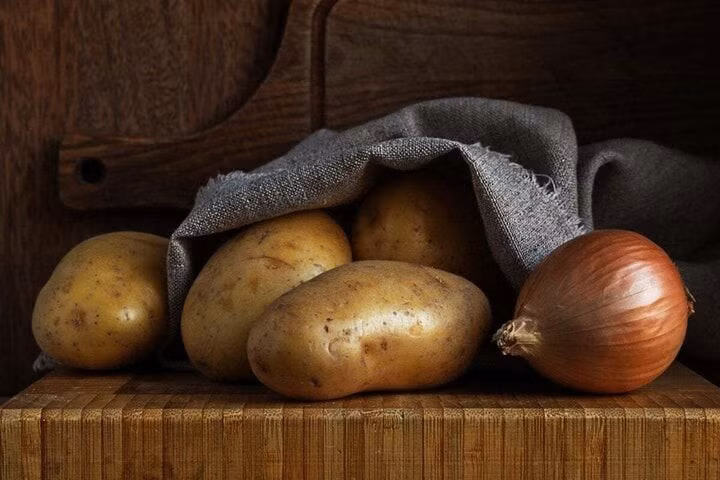 Hành tây tạo ra khí ethylene kích thích khoai tây mọc mầm nhanh hơn. (Ảnh: Taste of Home)